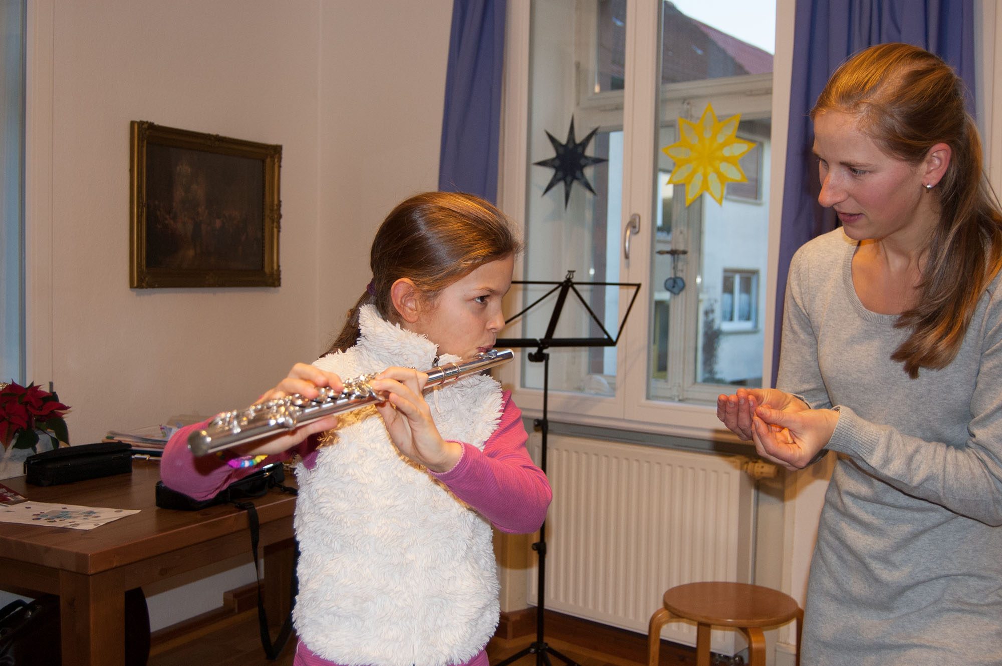 Kind lernt Querflöte